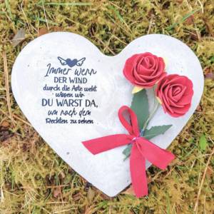 Herz aus Beton mit Schriftzug und Kunstrose Grabschmuck Trauer Grabgesteck Grabherz Bild 1