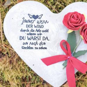 Herz aus Beton mit Schriftzug und Kunstrose Grabschmuck Trauer Grabgesteck Grabherz Bild 2