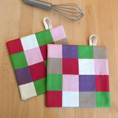 Upcycling: 2er Set Topflappen aus Biobaumwolle, Patchwork grün-bunt, Handarbeit