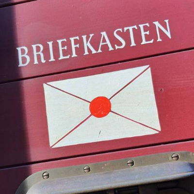 Alter Briefkasten auf Fehmarn – Digitales Foto für Druck, Karte & Spende – 6,95 MB JPG 2268 x 4032