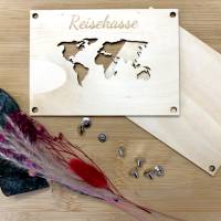 Geldgeschenk Weltkarte aus Holz – kreative Geschenkidee für Reisende | Holzkarte mit Gravur als Reisegutschein Bild 1