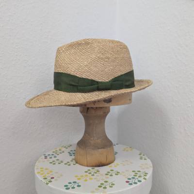 Strohhut Fedora mit grüner Ripsbandschleife