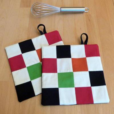 Upcycling: 2er Set Topflappen aus Biobaumwolle, Patchwork schwarz-weiß, Handarbeit