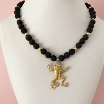 Schwarze Lavakette 46 cm mit vergoldetem Froschanhänger – Unikat, Handarbeit, Geschenkidee