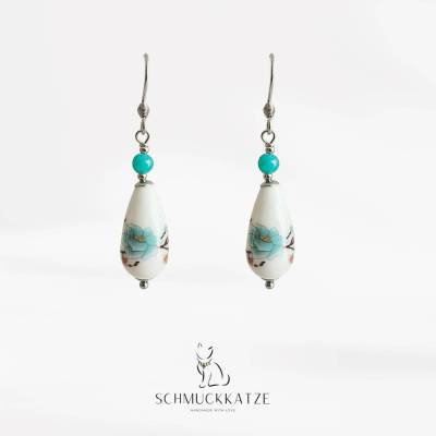 Romantische Ohrringe in Tropfenform aus Keramik mit floralem Muster  –  handgefertigt