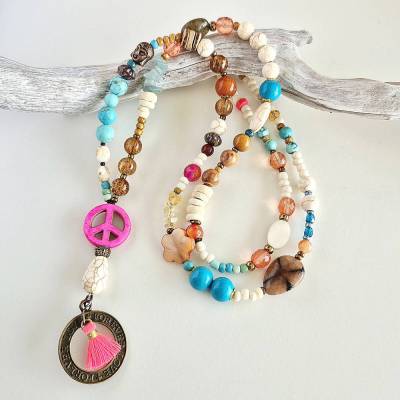 Lange Boho Kette mit Peace Zeichen Anhänger – Handgefertigte Hippie Kette mit Edelsteinen, Unikat