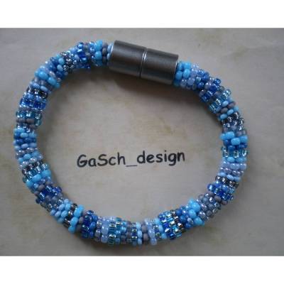 Häkelarmband Fröhlicher Flickenteppich hellblau grau – handgefertigtes Armband aus kleinen Perlchen