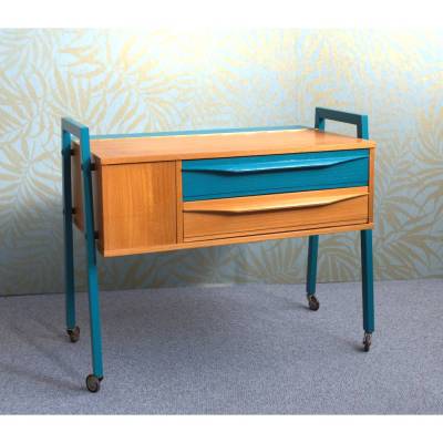 Mid Century Nähtisch mit Rollen – Vintage Beistelltisch als Raumwunder