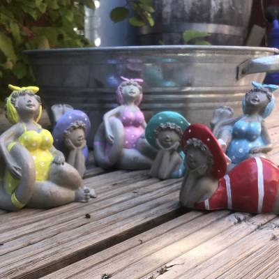 Badedamen aus Beton – Handgemachte Gartenfiguren in Wunschfarbe oder Grau