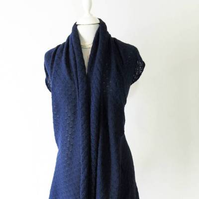 Blaue gestrickte Stola aus reiner Baumwolle, klassisches Schultertuch vegan und hautfreundlich, Trachten-Schal