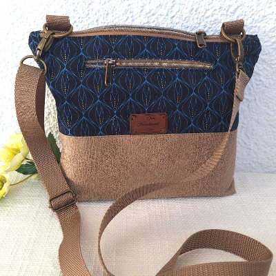 Schultertasche gemustert beige blau – Crossbodytasche aus Baumwolle & Kunstleder für Damen