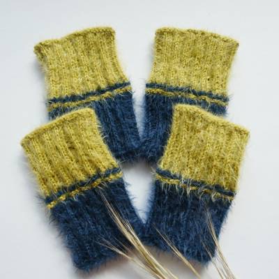 Handgestrickte 2-farbige Armstulpen aus Bio-Baumwolle – Pulswärmer für Große, fransig & ohne Daumenloch