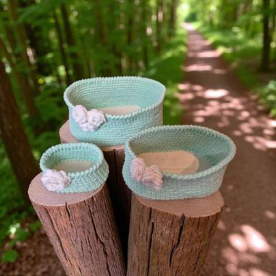 Stilvolle gehäkelte Körbe mit Rosendetails