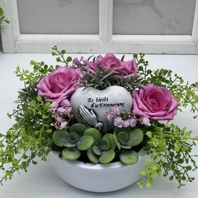 Grabgesteck Urnengrab Dekoration mit Schaumrosen