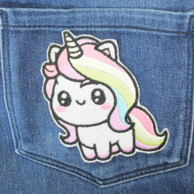 Einhorn Bügelflicken Aufnäher – Weißer Patch mit pastellfarbenem Regenbogen für Kleidung