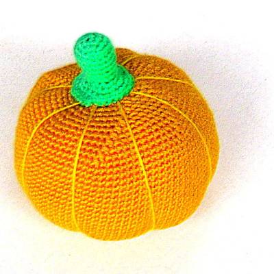 Kürbis Tischdekoration Wohnidee Herbst gehäkelter Geschenk gefüllter Kürbis gelborange Kürbis Gartenfrucht 