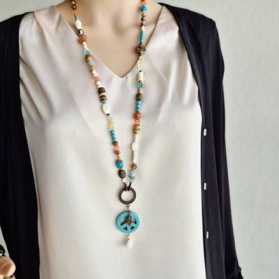 Lange Boho Kette mit Peace Zeichen Anhänger – Handgefertigte Hippie Kette mit Edelsteinen, Unikat