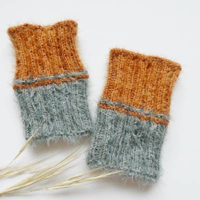 Handgestrickte 2-farbige Armstulpen aus Bio-Baumwolle – Pulswärmer für Erwachsene, fransig & ohne Daumenloch
