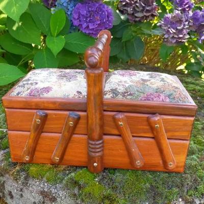 Nähkästchen aus Holz und oben mit Stoff bezogen