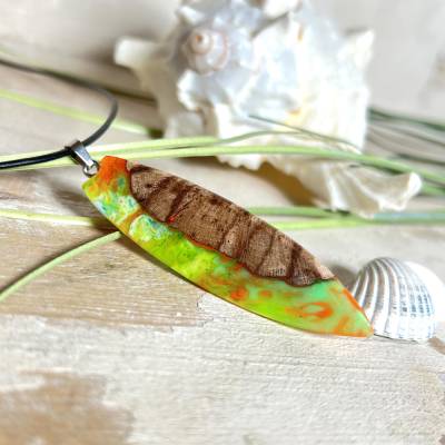 Tropical Glow – Handgefertigter Surfbrett-Anhänger aus Rebholz & fluoreszierendem Harz in Grün-Orange-Türkis