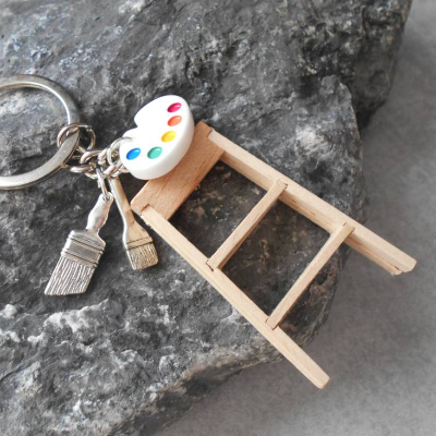 Personalisierbarer Schlüsselanhänger für Maler und Lackierer mit aufklappbarer Holzleiter und versilberten Pinseln