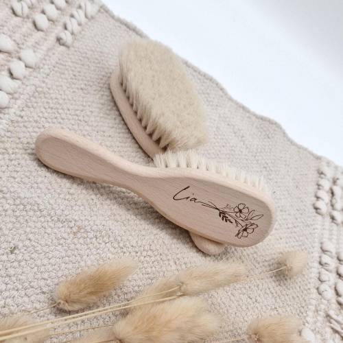 Personalisierte Baby-Haarbürste aus Holz – Handgemachte Babybürste mit Gravur als Geschenk
