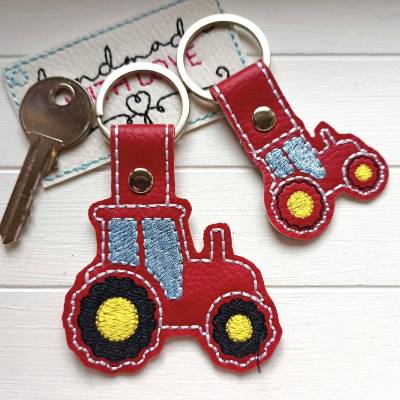 Schlüsselanhänger Traktor gestickt, Kunstleder rot, Taschenbaumler, Geschenk Junge, Rucksack Anhänger, Schulanfang