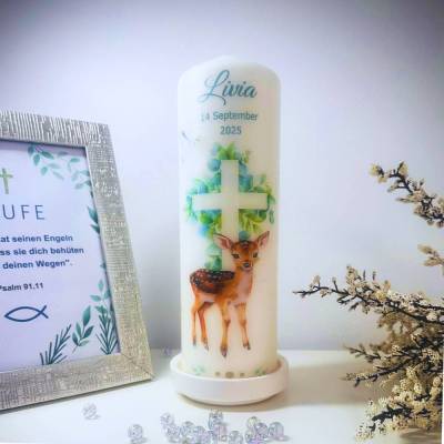 Die Taufkerze mit Kreuz besticht durch Eukalyptusblätter, ein niedliches Rehkitz und ihre besondere Einzigartigkeit.