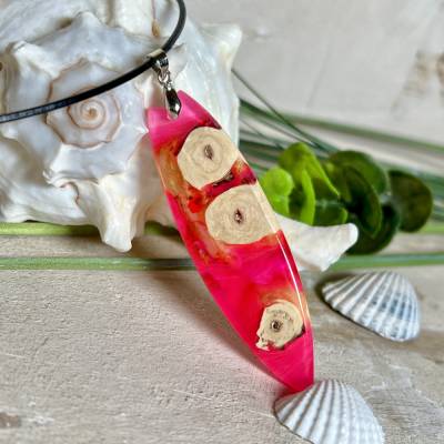 Flame Surf – Surfbrett-Anhänger aus Maserholz & fluoreszierendem Harz in Pink mit Lederkette