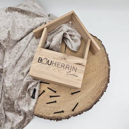 Geschenkverpackung Holzhütte personalisiert – Rustikales Holzhaus als Geschenk zum Einzug