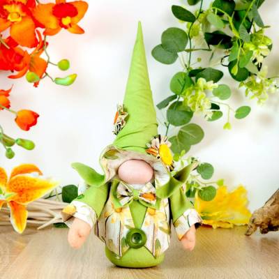 Sommerlicher Wichtelbub mit Sakko und Fliege, Hellgrün mit Sommerblumen, Höhe ca. 32 cm, handgenäht,