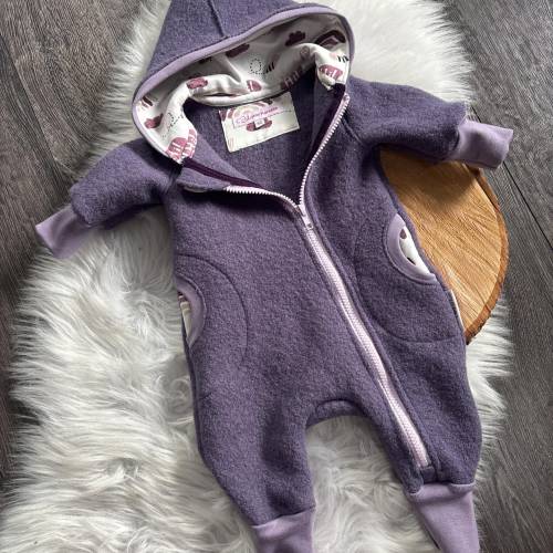 Walkoverall Gr. 62 ungefüttert lila weiß Regenbogen