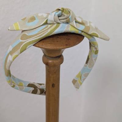 Bunter Haarreif mit Schleife in Pastellfarben