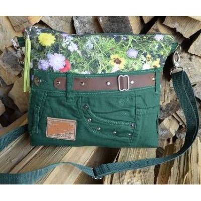Jeans-Upcycling Crossbag, Umhängetasche im Naturlook, Wiesenblumendesign