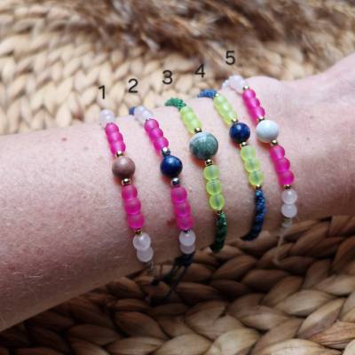 Makrameearmband mit neonfarbenen Glasperlen – Handgefertigter Schmuck mit Halbedelsteinen