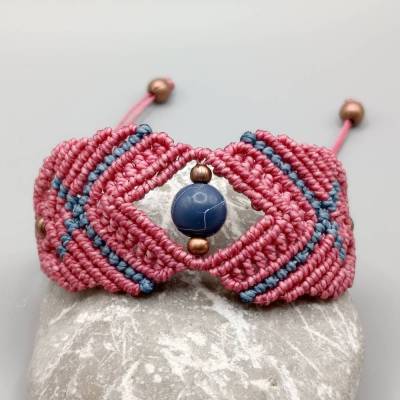 chices Makramee Armband in einem dezenten pink mit blauen Akzenten und einer blauen Acrylperle
