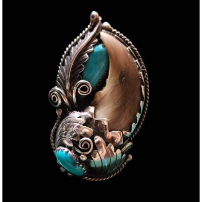 „Native Jewelry“ – Digitales Foto eines historischen Schmuckstücks mit echter Bärenklaue