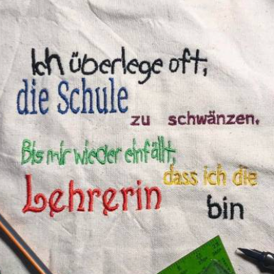 DreamEmbroid Stickdatei „Schule schwänzen Lehrerin“ – Lustiges Geschenk für Lehrkräfte