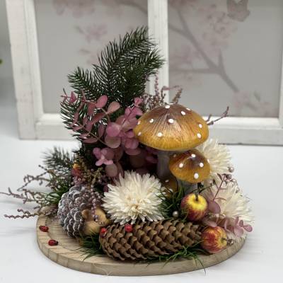 Herbstgesteck Herbstdekoration mit Dahlien und Pilze 