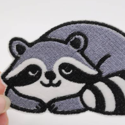 Waschbär Bügelflicken – Süßer Aufnäher zum Aufbügeln & Aufnähen | 9,75cm x 7cm