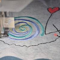 Gruß Schnecke Stickmuster 12-14x18cm – Niedliche Schnecke mit Luftballon für Kinder, Geschen Bild 2