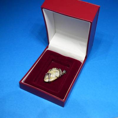 Stabiles Schmucketui in Rot – Schmuckschachtel zum Aufklappen aus Kunstleder, innen beflockt