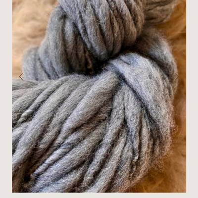 Artyarn Singlegarn Hellgrau – Handgesponnenes Merino-Garn, mulesingfrei
