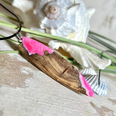 Pink Glow – Surfbrett-Anhänger aus Olivenholz & fluoreszierendem Harz