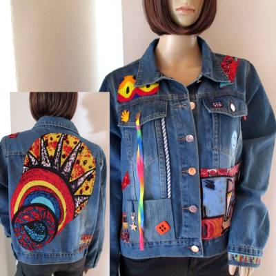 Einzigartige Jeansjacke – neu gestylt mit bunten Applikationen, Patches und Charms