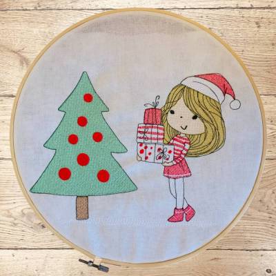 Stickdatei Winter Mädchen mit Weihnachtsbaum – Set 985 | Maschinenstickerei Weihnachten