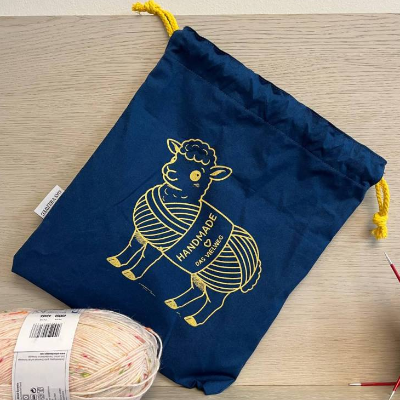 Blauer Projektbeutel mit Schaf für Stricksachen