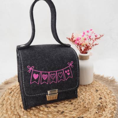 Klorollentasche aus 100 % Wollfilz – handgenäht in Bayern mit Wimpelkette & Herz-Motiv
