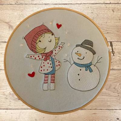 Stickdatei Winter Mädchen mit Schneemann – Set 985 | Maschinenstickerei für Kissen, Shirts & Accessoires