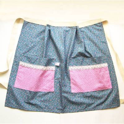 Küchenschürze blaugrau mit Blumenmuster und Spitze – Halbschürze aus Baumwolle mit Spitzen-Taschen